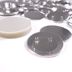 100 Buttons mit Sicherheitsnadel-image