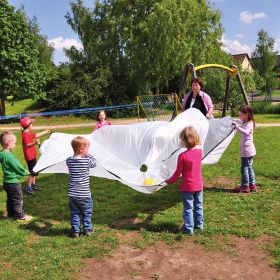 IMG102538_31984 Schwungtuch weiß, 360 cm mit 12 Haltegriffen-image