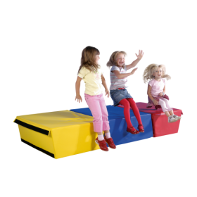 Trapezförmige Sprungklötze aus Kunstleder dreiteilig, unterschiedliche Maße der Teile, farbig, Gesamthöhe: 105 cm-image